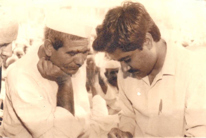 युवा पत्रकार ओमकार चौधरी महेंद्र सिंह टिकैत के साथ बातचीत करते हुए